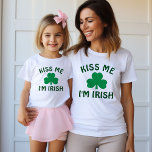 Camiseta Beije-Me, Sou Rua De Mulheres Verdes Irlandesas.<br><div class="desc">Rua gráfica para mulheres bonitas. A camiseta do Dia de Patrick mostra a frase 'Beije-me,  sou irlandês' com um sortudo design de trevo verde-shamrock.</div>
