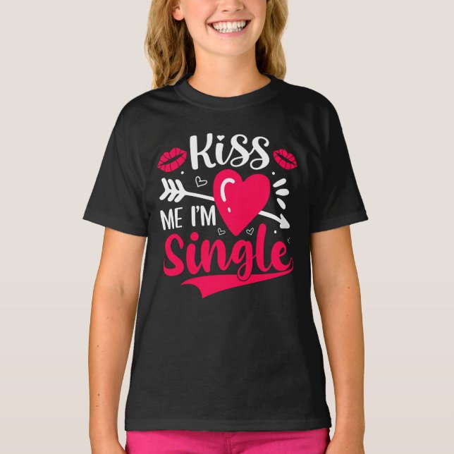 Camiseta Beije-me Sou Solteiro Namorados (Frente)