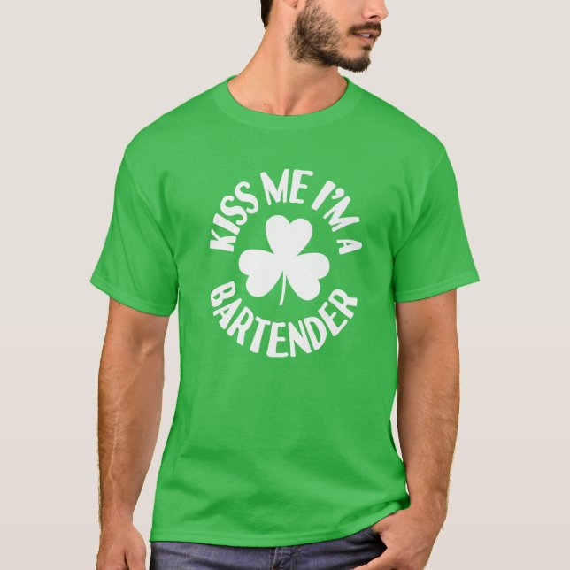 Camiseta Beije-me Sou um Barman Dia de São Patrício Irlandê (Frente)