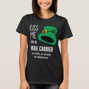 Camiseta Beije-me Sou um Correio ou Irlandês, ou Bebado, ou
