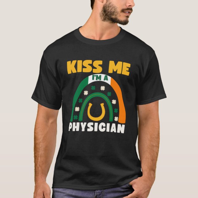 Camiseta Beije-me Sou um Dia de São Patrício médico Puns Ir (Frente)