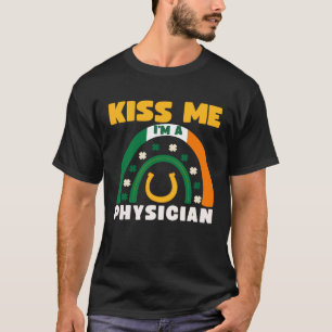 Camiseta Beije-me Sou um Dia de São Patrício médico Puns Ir