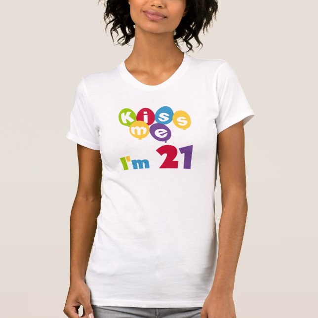 Camiseta Beije-me, tenho 21 t-shirts e presentes (Frente)