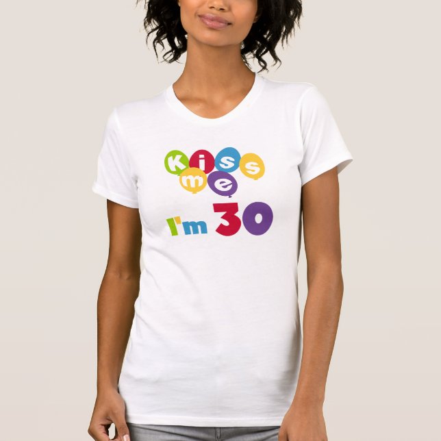 Camiseta Beije-me, tenho 30 t-shirts e presentes (Frente)