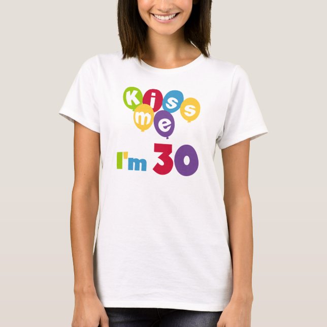 Camiseta Beije-me, tenho 30 t-shirts e presentes (Frente)