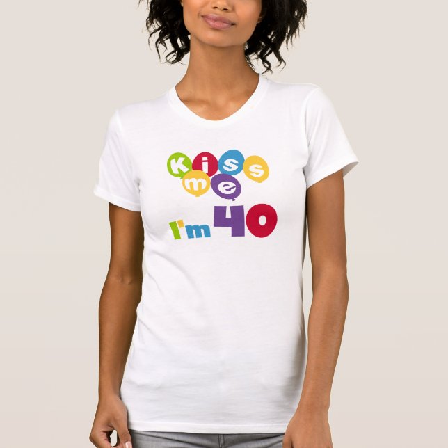 Camiseta Beije-me, tenho 40 t-shirts e presentes (Frente)