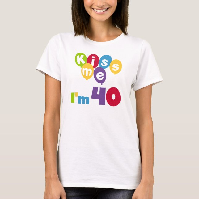 Camiseta Beije-me, tenho 40 t-shirts e presentes (Frente)