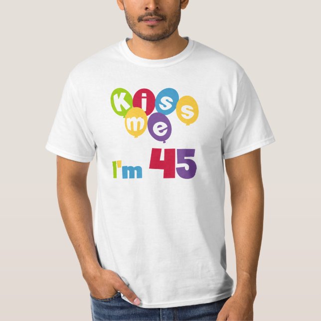 Camiseta Beije-me, tenho 45 t-shirts e presentes (Frente)