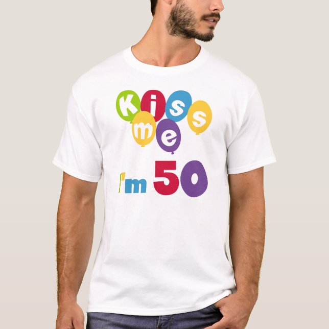 Camiseta Beije-me, tenho 50 t-shirts e presentes (Frente)