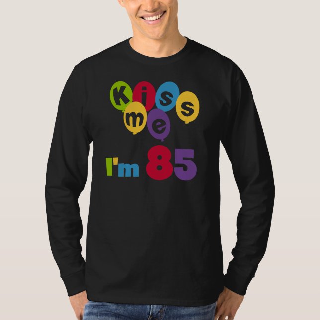 Camiseta Beije-me, tenho 85 t-shirts e presentes (Frente)