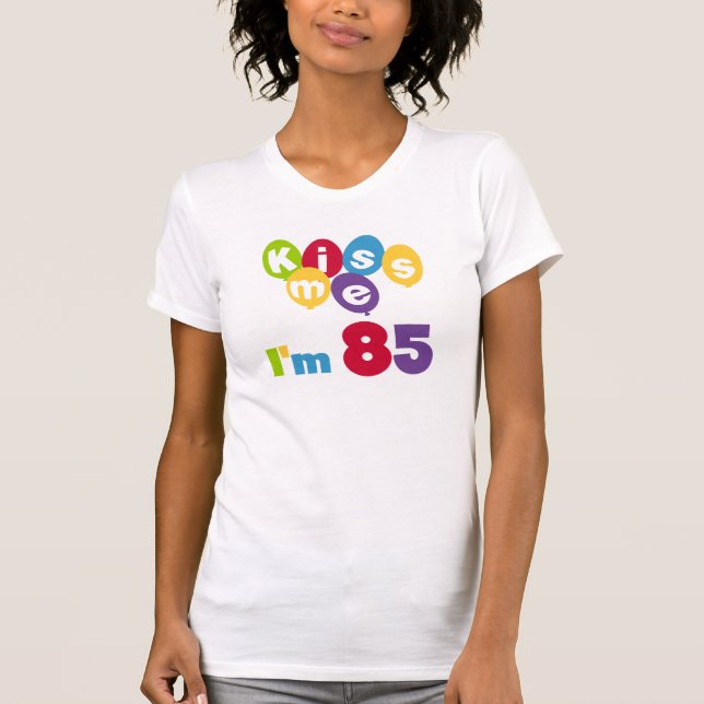 Camiseta Beije-me, tenho 85 t-shirts e presentes de anivers (Frente)