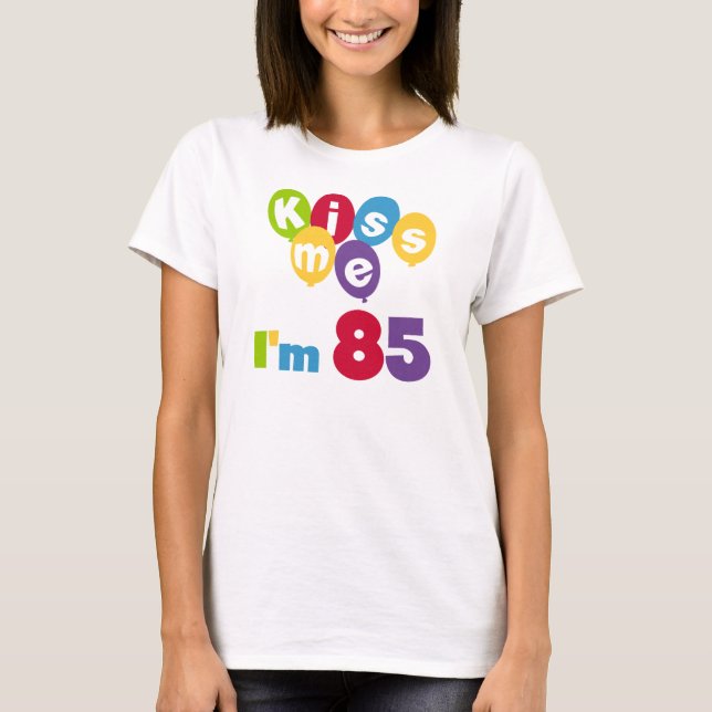 Camiseta Beije-me, tenho 85 t-shirts e presentes de anivers (Frente)