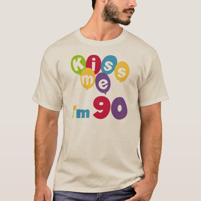 Camiseta Beije-me, tenho 90 t-shirts e presentes (Frente)