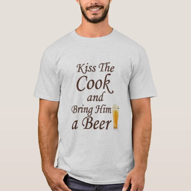 Camiseta Beije o cozinheiro e traga-lhe uma cerveja (Frente)