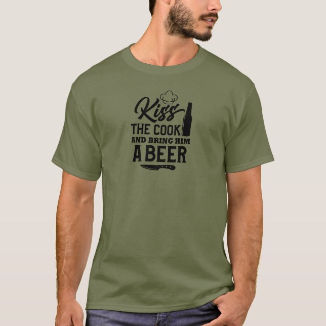 Camiseta Beije o cozinheiro e traga-lhe uma cerveja (Frente)