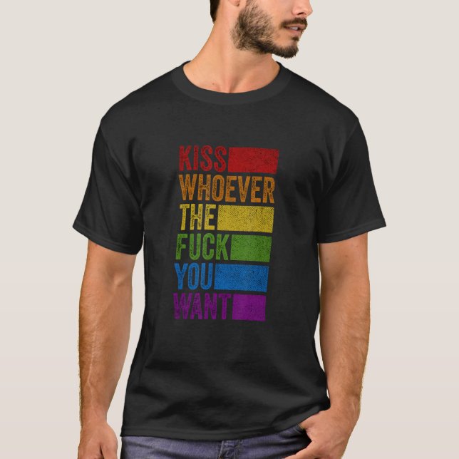 Camiseta Beije Quem Quer Que Seja Cores Arco-Íris LGBT (Frente)
