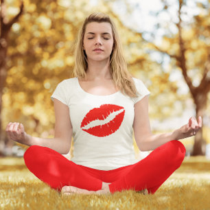 Camiseta Beijo de Batom Vermelho Brilhante