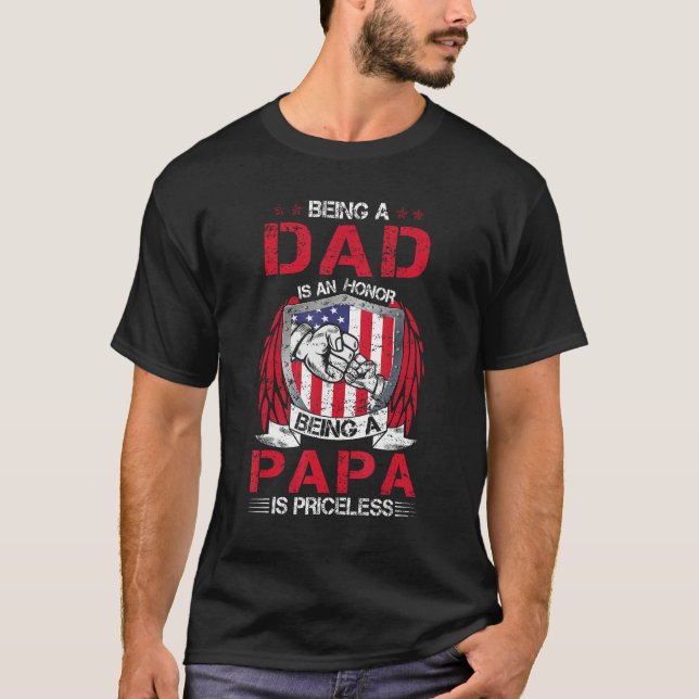 Camiseta Being Dad Is An Honor Being Papa Is Priceless USA  (Frente)