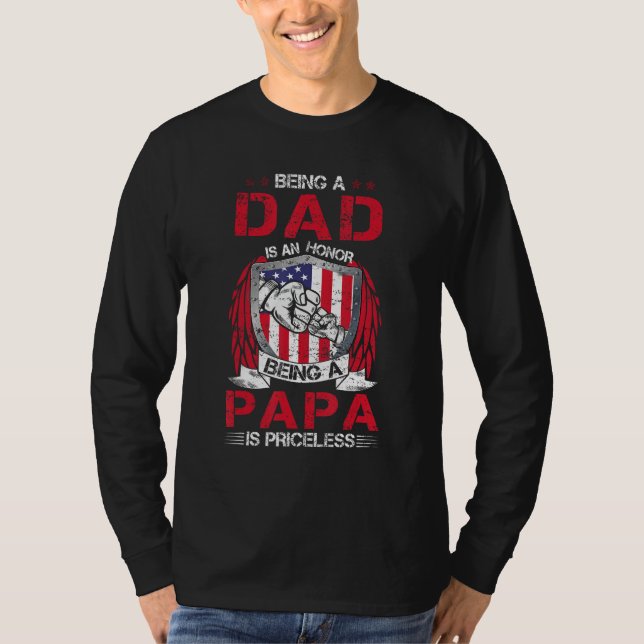 Camiseta Being Dad Is An Honor Being Papa Is Priceless USA  (Frente)
