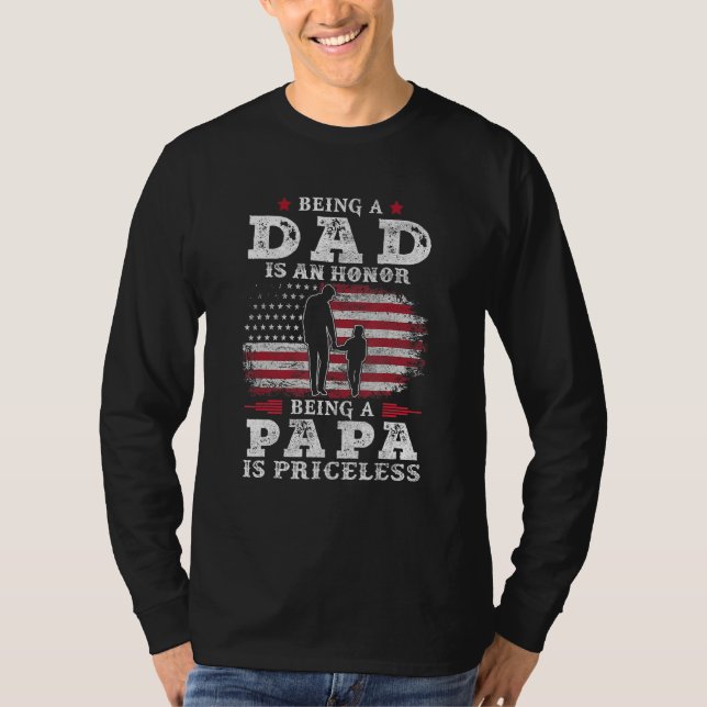 Camiseta Being Dad Is An Honor Being Papa Is Priceless USA  (Frente)