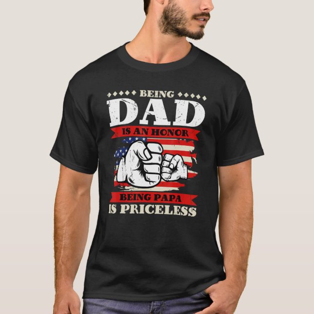 Camiseta Being Dad is an Honor Being Papa is Priceless USA  (Frente)