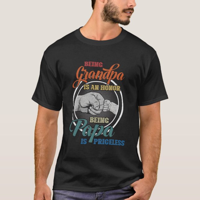 Camiseta Being Grandpa Is An Honor Being Papa Is Priceless  (Frente)