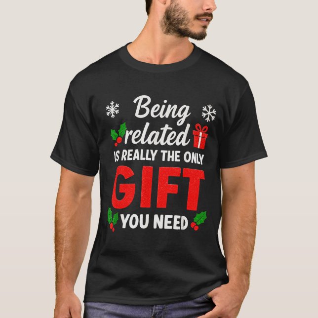 Camiseta Being Related To Me Funny Christmas Family Xmas Pa (Frente)