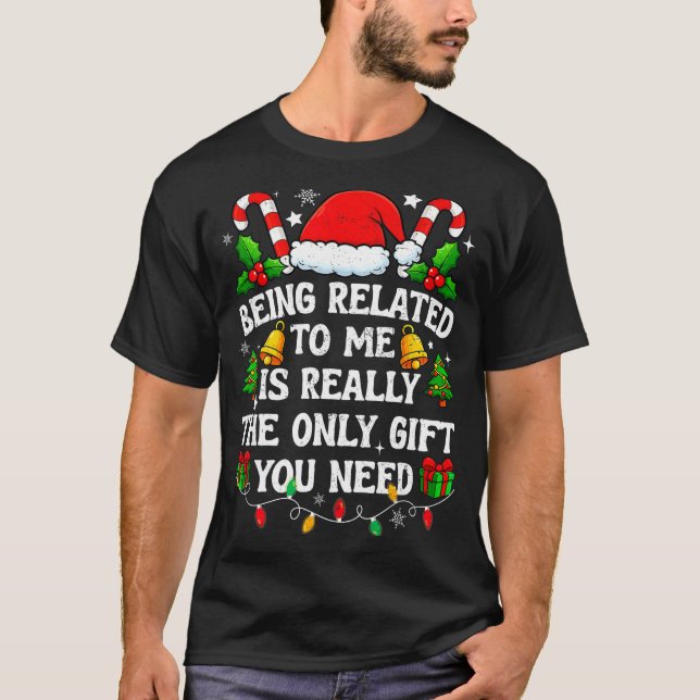Camiseta Being Related To Me Gift Funny Christmas Family Xm (Frente)