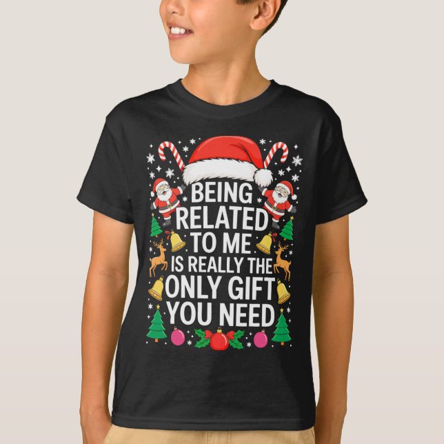 Camiseta Being Related To Me Is Really The Only Gift You Ne (Frente)