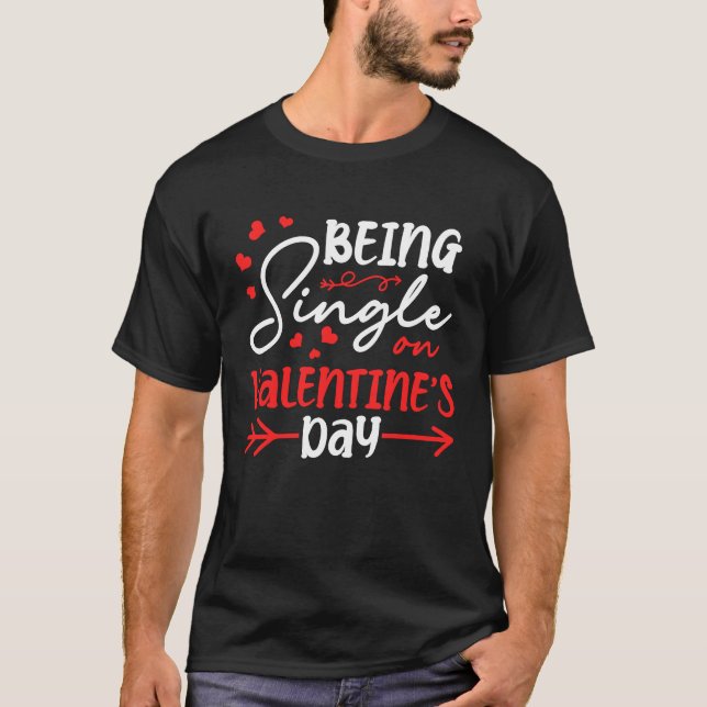 Camiseta Being Single On Valentine's Day Hearts Solo Celebr (Frente)