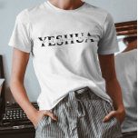 Camiseta Bela citação inspiradora do nome de Jesus<br><div class="desc">t-shirt cristã com o nome de jesus: YESHUA. Os versos estão na caligrafia mista e na tipografia minimalista. Esta moda,  design de fé moderna é a dádiva perfeita e a declaração de moda. #cristão #religião #escritura #fé #bíblia #jesus</div>