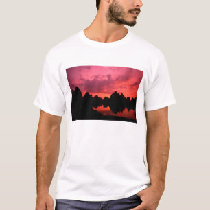 Camiseta Bela cor ao pôr do sol das montanhas de calcário