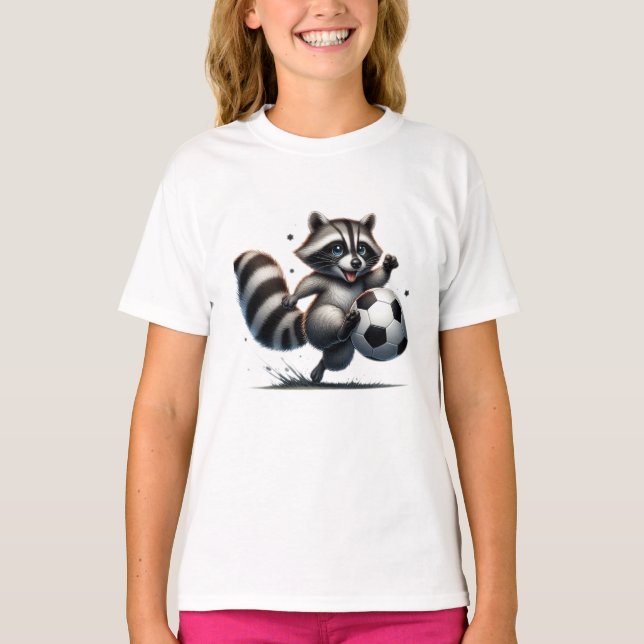 Camiseta Bela diversão Animal Humor Raccoon Jogando Futebol (Frente)