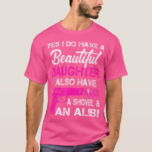 Camiseta Bela Filha Eu Também Tenho Uma Arma Uma Pá E