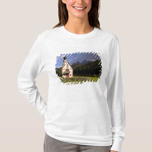 Camiseta Bela igreja isolada e solitária chamada Rainui (Frente)