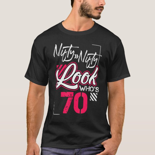 Camiseta Bela Vestida, que tem 70 anos de tripulação de ani (Frente)