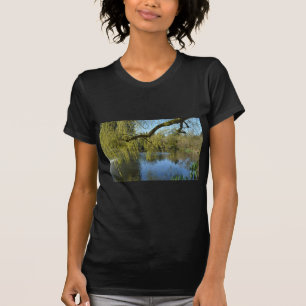 Camiseta belas árvores de salgueiro da primavera junto ao l