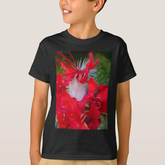 Camiseta Beleza Delicada: Flor Vermelho com Pena Branca (Frente)