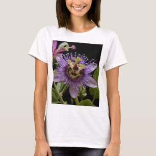Camiseta Beleza Enigmática: Flor de Paixão Púrpura