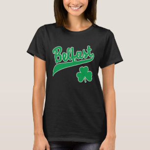 Camiseta Belfast Esportes Script Shamrock Impressão Verde B