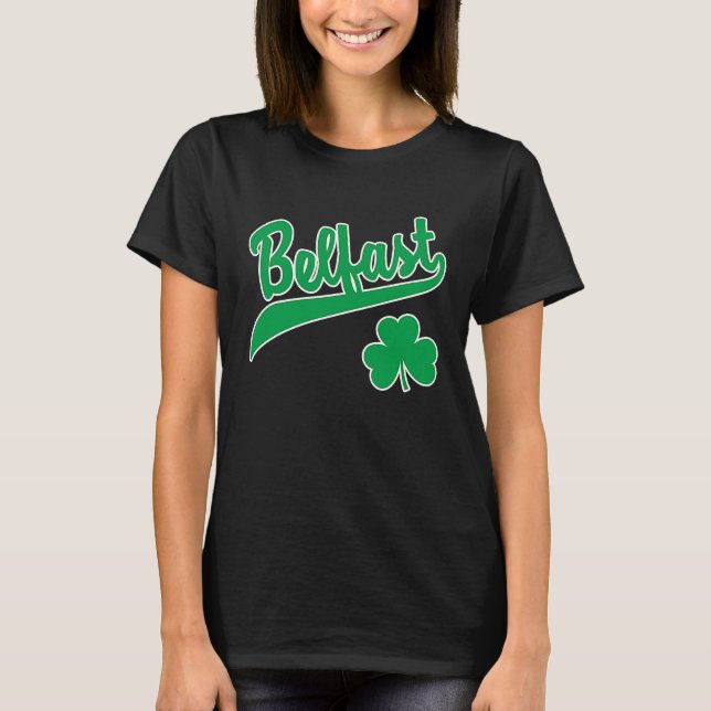 Camiseta Belfast Sports Script Shamrock Green Print White O (Frente)