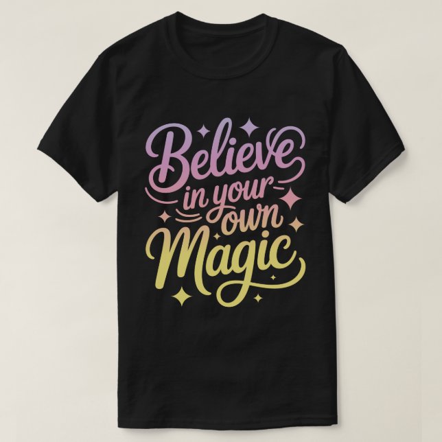 Camiseta Believe in Your Own Magic Calligraphy T-Shirt (Frente do Design)