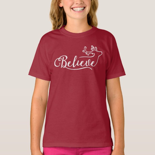 Camiseta Believe Reindeer Script – Natal Minimalis (Frente)