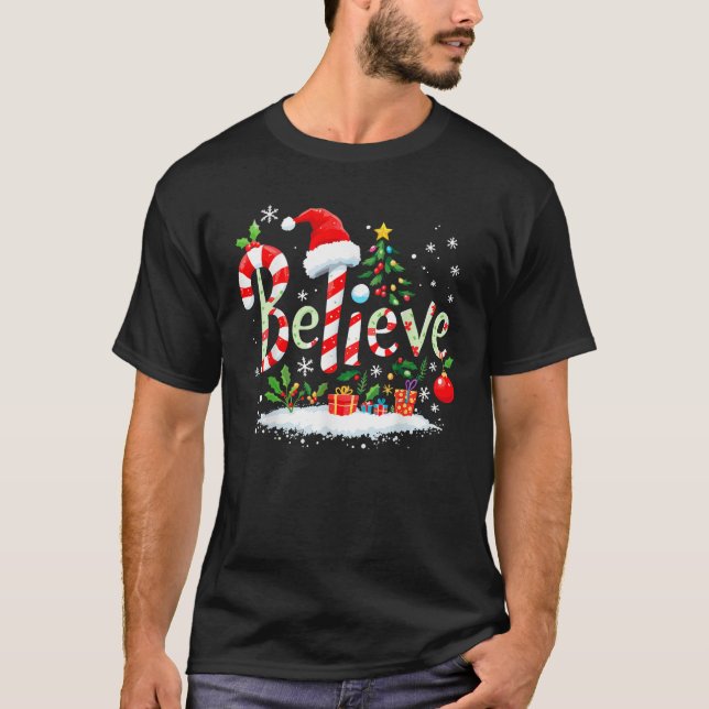 Camiseta Believe Santa Believer Christmas Candy Cane Xmas F (Frente)