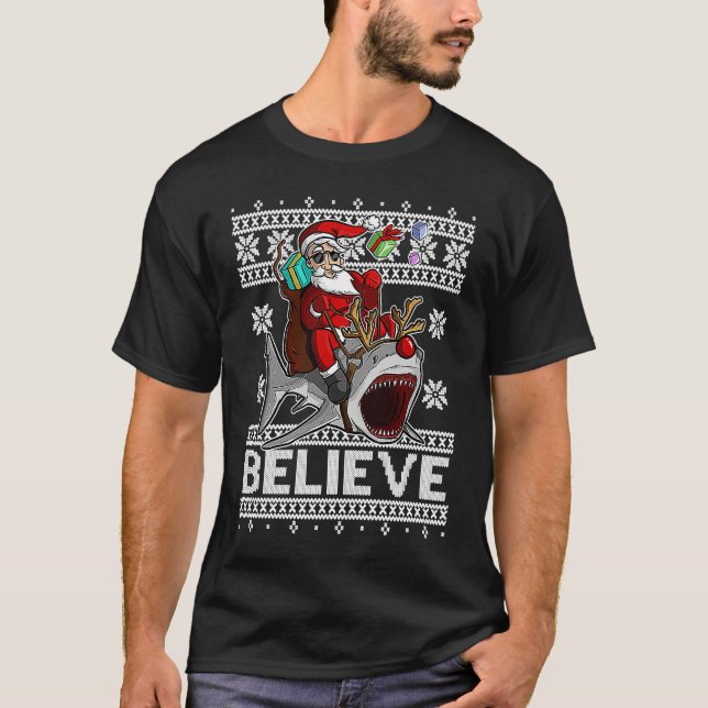 Camiseta Believe Santa Claus Riding Reindeer Shark with Red (Frente)