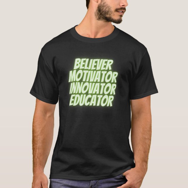 Camiseta Believer Motivator Innovator Educator Retro Teache (Frente)