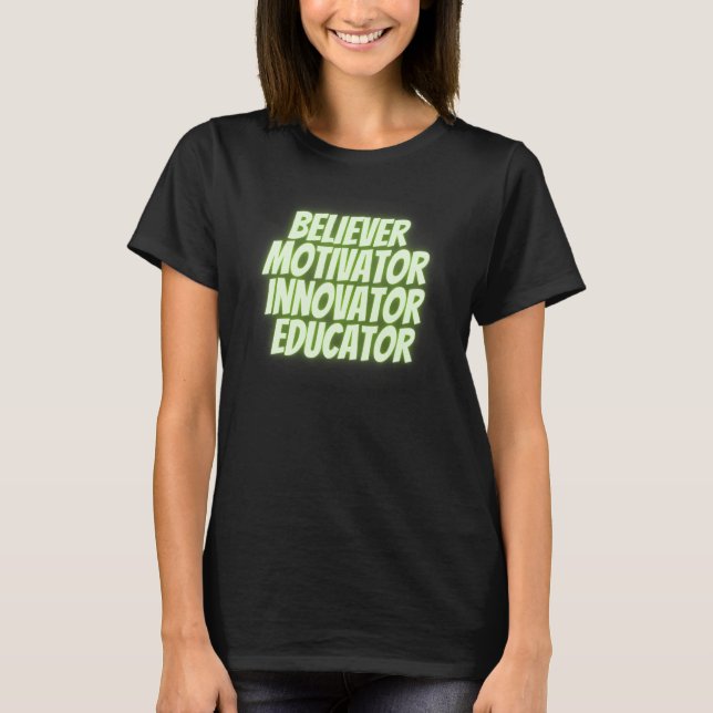 Camiseta Believer Motivator Innovator Educator Retro Teache (Frente)