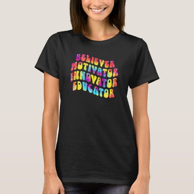 Camiseta Believer Motivator Innovator Educator Retro Teache (Frente)