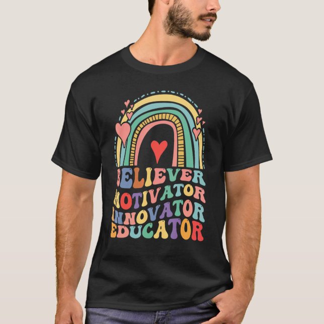 Camiseta Believer Motivator Innovator Educator Retro Teache (Frente)