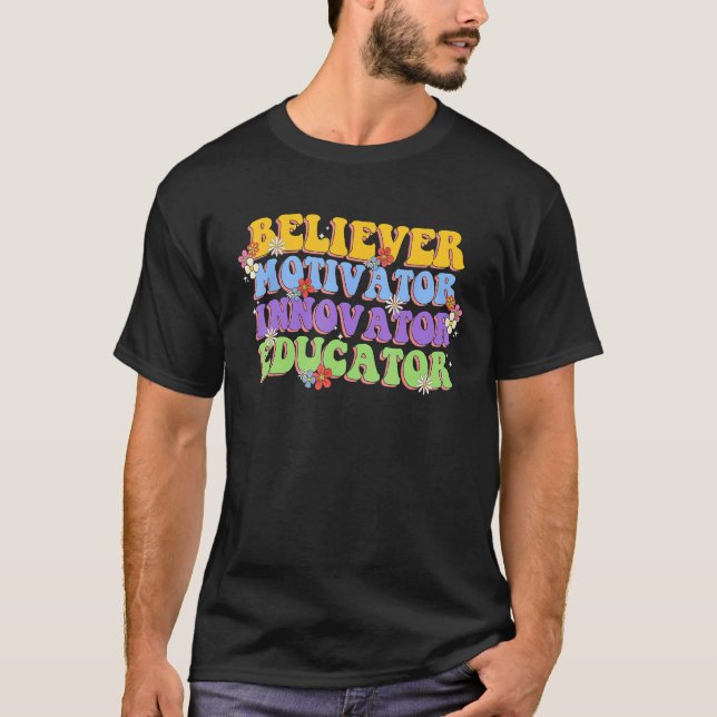 Camiseta Believer Motivator Innovator Educator Teacher Groo (Frente)